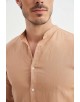 LIN-60-216 Chemise camel col mao en lin à coupe ajustée