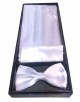 05003 Coffret cérémonie comprenant un noeud papillon, une ceinture de smoking et une pochette en blanc