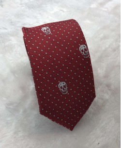 CRHQ-64 Cravate rouge bordeaux à motifs SKULL