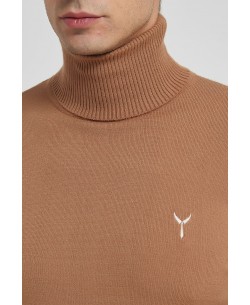 YE-6741-78 Pull col roulé camel avec logo