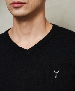 YE-6745-83 V-neck black jumper with logo