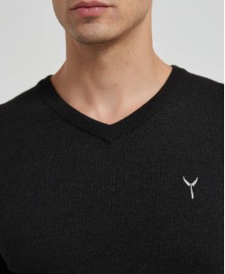 YE-6745-84 V-neck black vintage jumper with logo